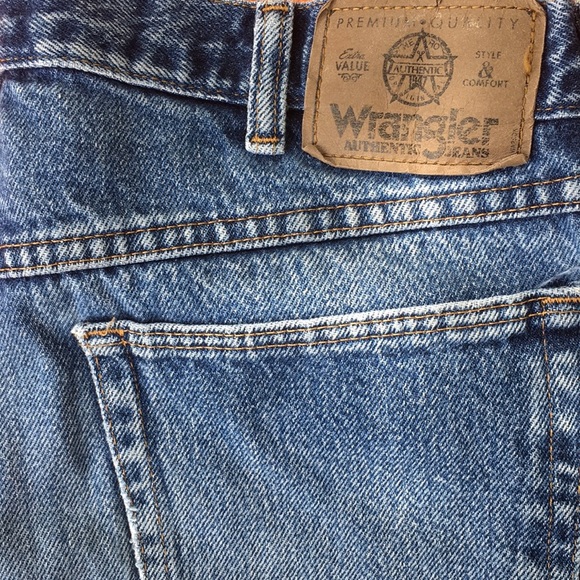 Men’s Wrangler Relaxed Straight Leg Jeans - Picture 2 of 6